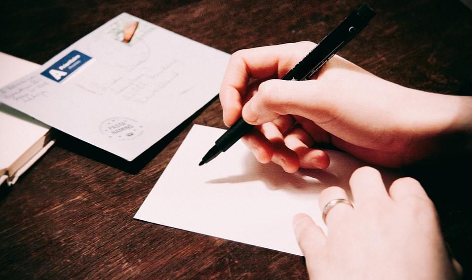 Einen brief an einen freund schreiben